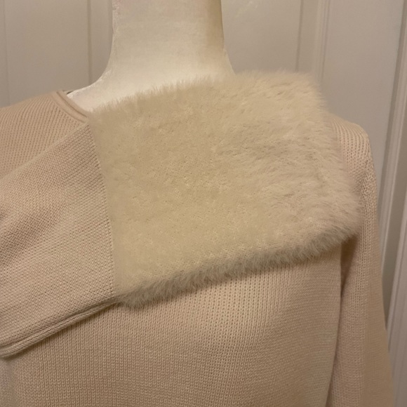 Cream sweater with faux fur cuffs - Picture 7 of 8